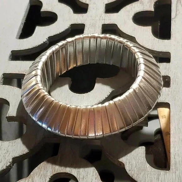 Slick Silver PU Vinyl Wrapped Chunky Retro Geometric Saucer Bangle Bracelet - Picture 3 of 9